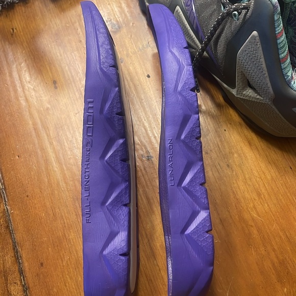 Lebron 11 Basketball Shoes - Picture 8 of 9